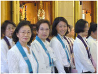 本堂で女性の方々が立っている