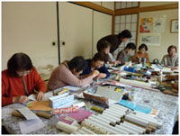 女性の方々が作業をしている