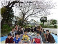 お花見お子様がたくさんいる