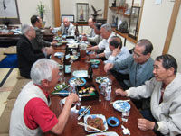 男性の方々がお酒を飲んでいる