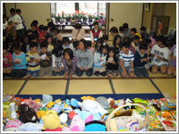 ビンゴ大会開始を待つ子供