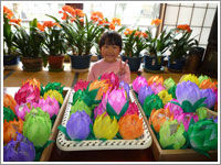 子供がお花と一緒にピース