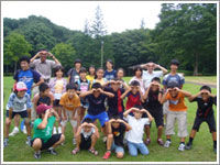 子供たちが自然の中で集合写真