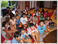 子供たちが何かを見入るように見てる