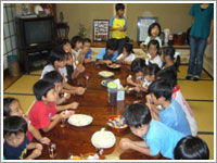 子供たちがおやつを食べている