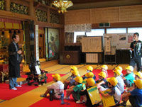 住職が子供たちに話している